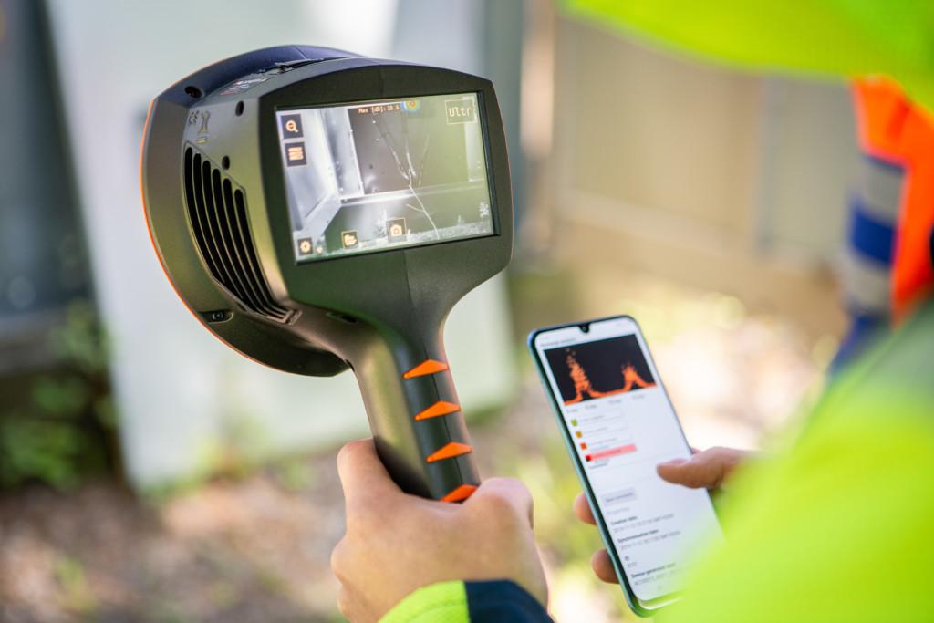 Acoustic ultrasonic camera locates a partial discharge that is analysed by the NL Cloud on smartphone